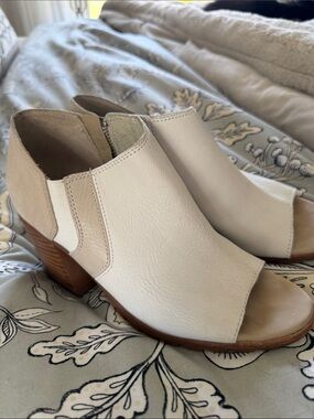 Sorel Cream and Tan Peep-Toe Block Heel Mules